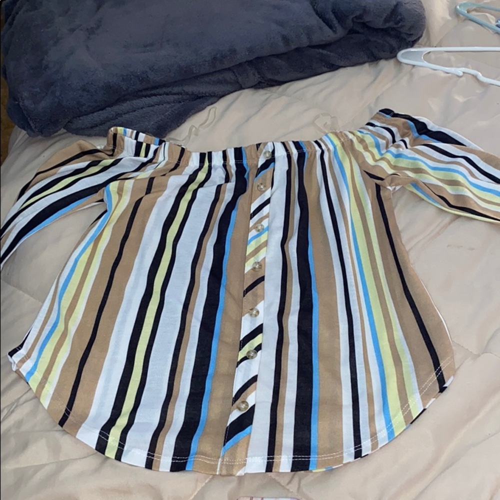 Off the shoulder, super cute dressy shirt!!